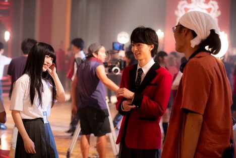 「映画 賭ケグルイ」メイキング写真より、浜辺美波(左)。高杉真宙(中央)、英勉(右)。