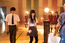 「映画 賭ケグルイ」メイキング写真より、高杉真宙（左）と浜辺美波（右）。