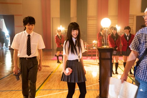 「映画 賭ケグルイ」メイキング写真より、高杉真宙(左)と浜辺美波(右)。