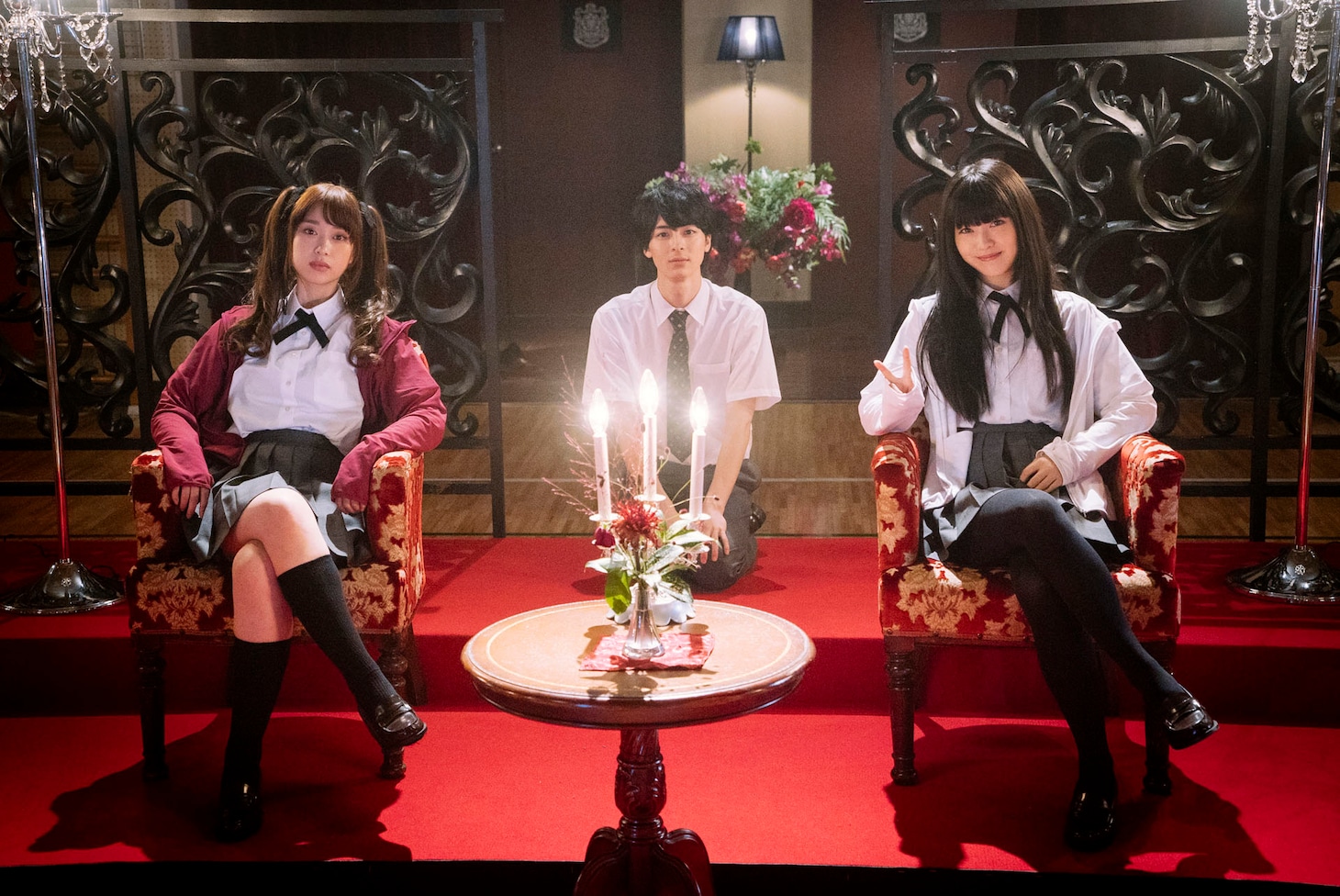「映画 賭ケグルイ」メイキング写真より、森川葵（左）、高杉真宙（中央）、浜辺美波（右）。