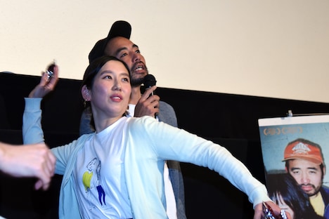 劇中にチョコパイが出てくることにちなんで客席にチョコパイを投げる和田光沙（左）。