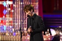 受賞スピーチを行う松坂桃李。