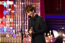 受賞スピーチを行う松坂桃李。