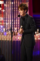 受賞スピーチを行う松坂桃李。