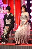 左から真木よう子、松岡茉優。