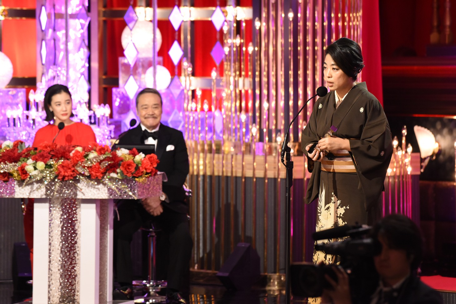 スピーチをする内田也哉子（右）。