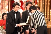 菅田将暉（右）から表彰される伊藤健太郎（左）。
