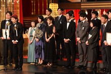 受賞スピーチを行う上田慎一郎（左手前）。