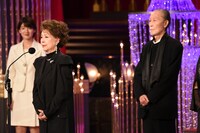 会長功労賞を受賞した岡田茉莉子（左）と吉田喜重（右）。