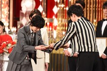 菅田将暉（右）から賞状を受け取る平手友梨奈（左）。