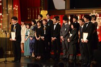 受賞スピーチを行う市橋浩治（左手前）。