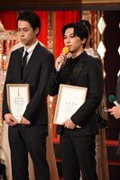 左から成田凌、吉沢亮。