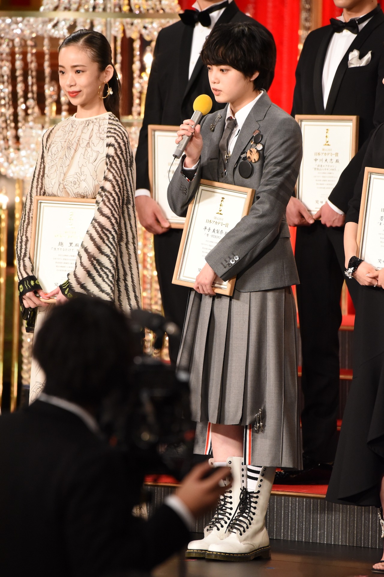 左から新人俳優賞受賞者の趣里、平手友梨奈（欅坂46）。