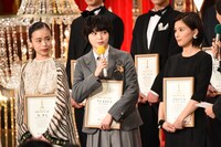 左から趣里、平手友梨奈、芳根京子。