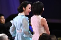 左から黒木華、上白石萌歌。