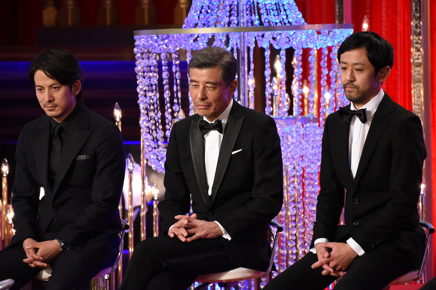 左から岡田准一、舘ひろし、濱津隆之。