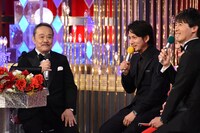 左から西田敏行、岡田准一、桝太一。