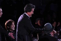 役所広司（中央）の受賞を喜ぶ松坂桃李（左）。