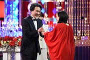 役所広司（左）が、プレゼンターの蒼井優（右）からブロンズを受け取る様子。