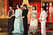 左から安藤サクラ、黒木華、篠原涼子、松岡茉優、吉永小百合。