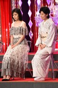 左から松岡茉優、吉永小百合。