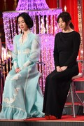左から黒木華、篠原涼子。