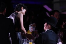 握手を交わす安藤サクラ（左）とリリー・フランキー（右）。