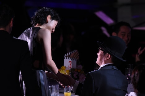 握手を交わす安藤サクラ（左）とリリー・フランキー（右）。