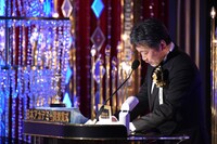 前年の受賞者がプレゼンターを務めるため、自身の名前を読み上げることとなった是枝裕和。