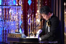 前年の受賞者がプレゼンターを務めるため、自身の名前を読み上げることとなった是枝裕和。