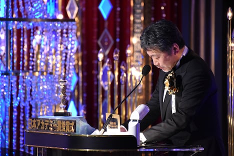 前年の受賞者がプレゼンターを務めるため、自身の名前を読み上げることとなった是枝裕和。