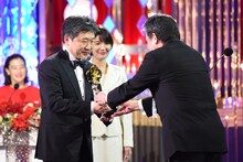 ブロンズを受け取る是枝裕和。