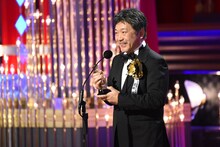 ブロンズを手に受賞スピーチを行う是枝裕和。