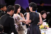 松岡茉優（左）、安藤サクラ（右）。
