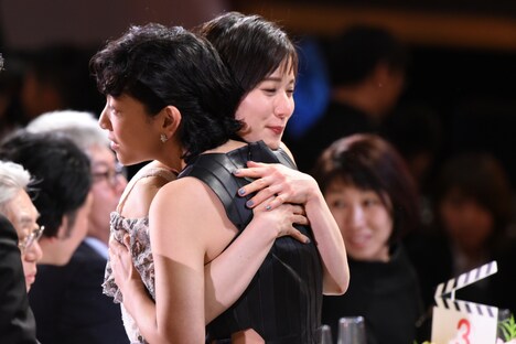 ハグを交わす松岡茉優（左）と安藤サクラ（右）。