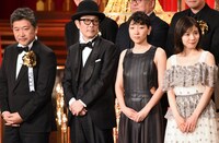 左から是枝裕和、リリー・フランキー、安藤サクラ、松岡茉優。