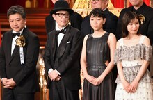 左から是枝裕和、リリー・フランキー、安藤サクラ、松岡茉優。