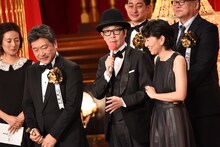 左から是枝裕和、リリー・フランキー、安藤サクラ。
