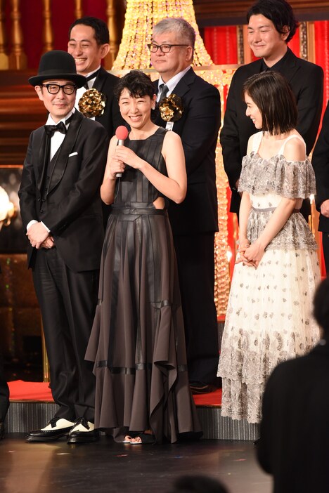 前列左からリリー・フランキー、安藤サクラ、松岡茉優。