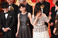感極まる松岡茉優（右）と、彼女を優しく見つめるリリー・フランキー（左）、安藤サクラ（中央）。