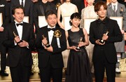 左から役所広司、是枝裕和、安藤サクラ、松坂桃李。