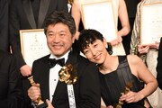 左から是枝裕和、安藤サクラ。