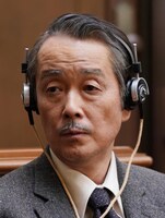広田弘毅役のリリー・フランキー。