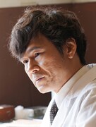 倉石隆信役の甲本雅裕。