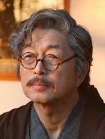 横山喜三郎役の中村雅俊。