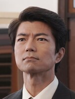 松井竹虎役の仲村トオル。