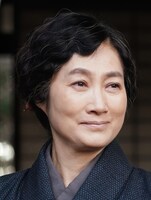 天羽鷹役の余貴美子。