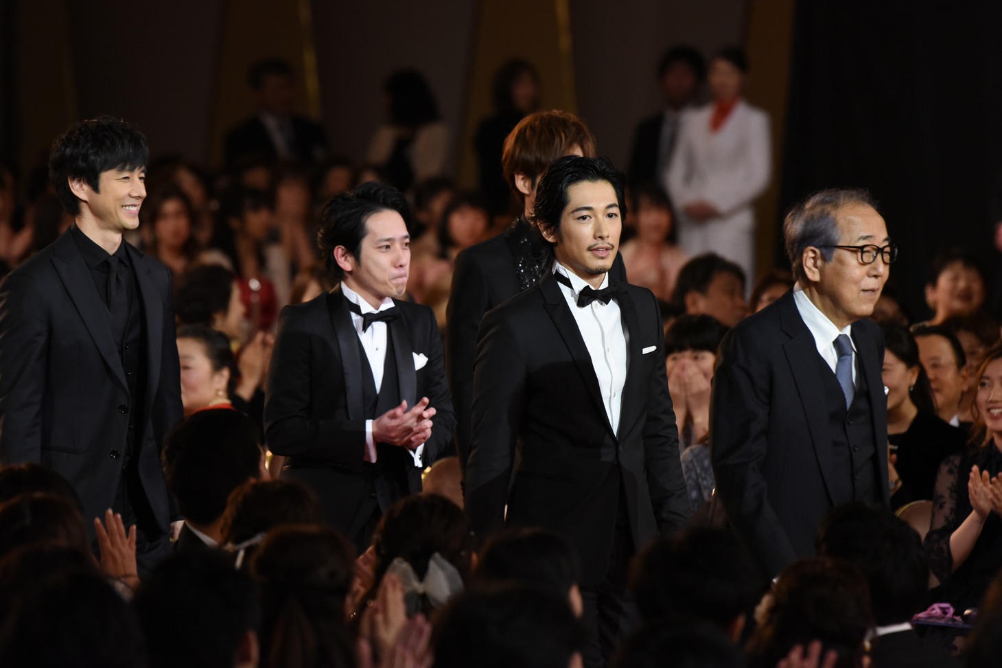 レッドカーペットを歩く優秀助演男優賞の受賞者たち。