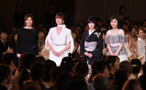 左から篠原涼子、深田恭子、真木よう子、松岡茉優。