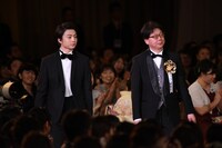 レッドカーペットを歩く伊藤健太郎（左）と、「カメラを止めるな！」のプロデューサー・市橋浩治（右）。